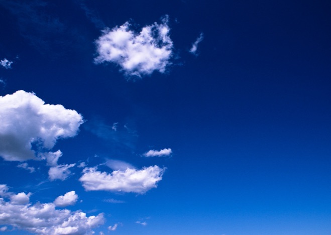 A0115 - Weisse Wolken auf blauem Himmel