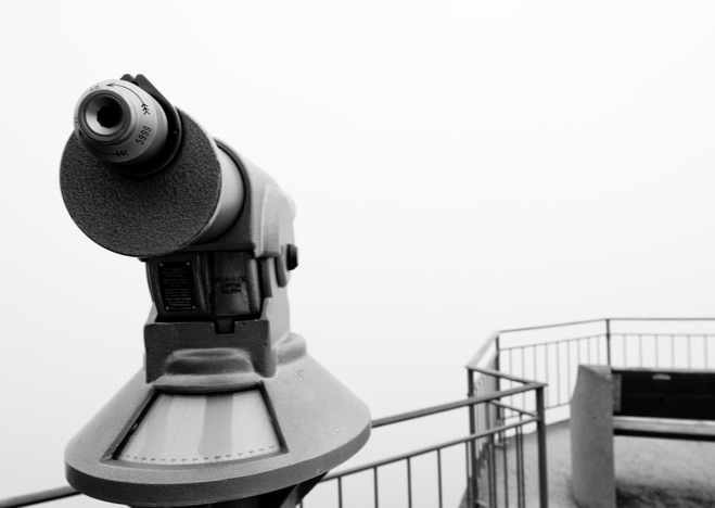 A0130 - Fernrohr zeigt in den Nebel