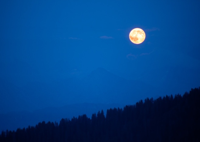A0171 - Vollmond vor blauem Himmel