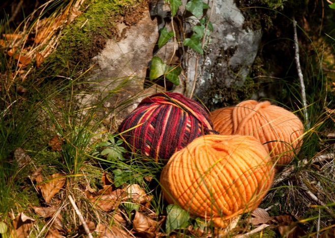A0175 - 3 Wollknäuel im Wald