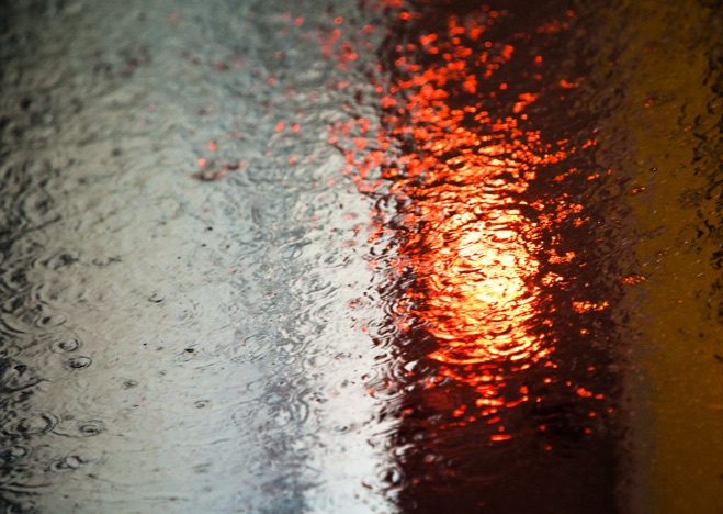 A0205 - Rote Lampe schimmert im Wasser