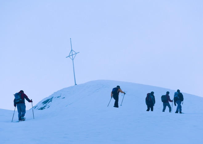 A0284 - 5 Schneewanderer beim erklimmen des Gipfels (Vorder Gummen)
