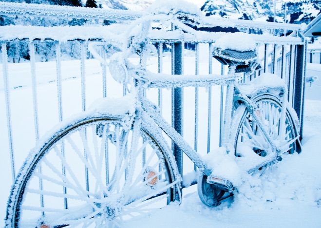 A0285 - Mit Reif übersähtes Velo im Schnee