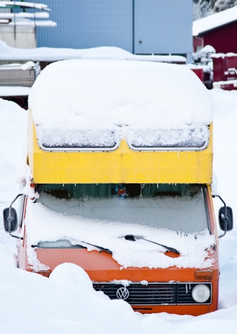 A0288 - Verschneiter VW-Bus in Rot-Gelb