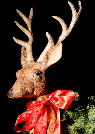 A0289 - Hirsch mit roter Schleife und grünem Kranz um den Hals