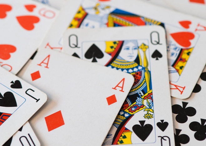 A0358 - Pokerkarten wild ausgelegt, Ass und Dame prominent