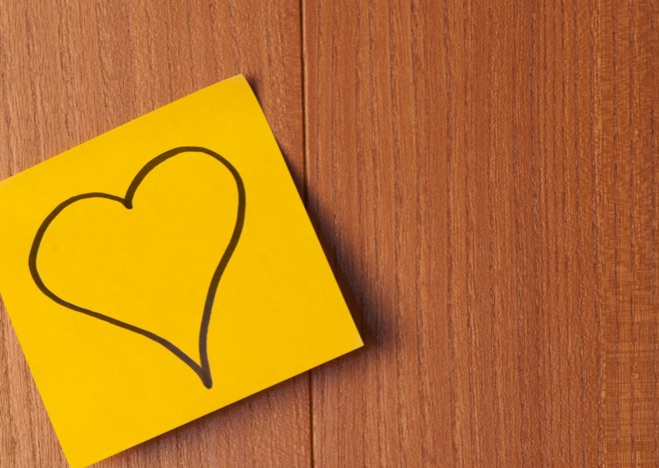 A0361 - Ein Post-It mit einem Herz, angeklebt an einer hölzernen Tür