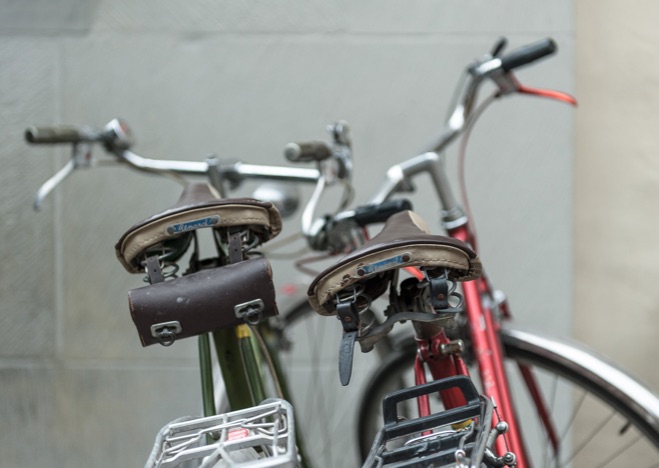 A0382 - Ein rotes und ein grünes Velo