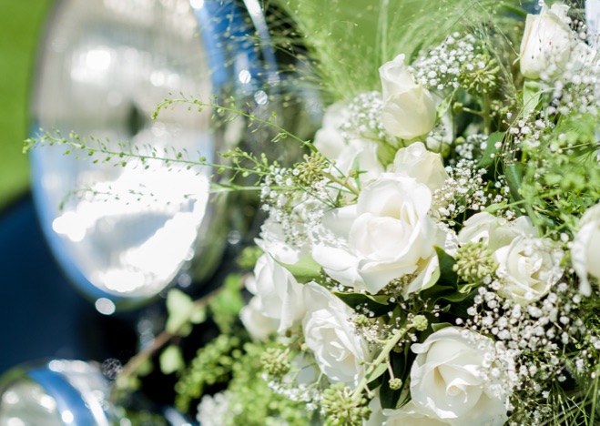 A0394 - Aufnahme eines Blumen Bouquets, welches an einem Oldtimer befestigt ist.