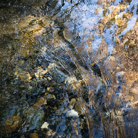 B0010 - Steine im Wasser, kleine wellen von links oben nahch rechts unten